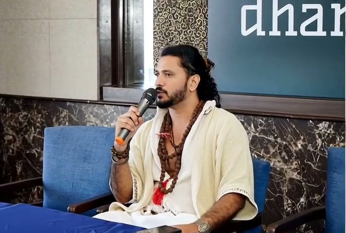 Yogi Rohan speaking on the mic during a live session
